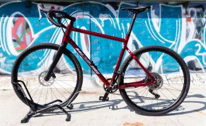 Rotes Gravelbike der Marke Nicolai