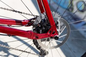 Fahrradkette eines roten Rennrads